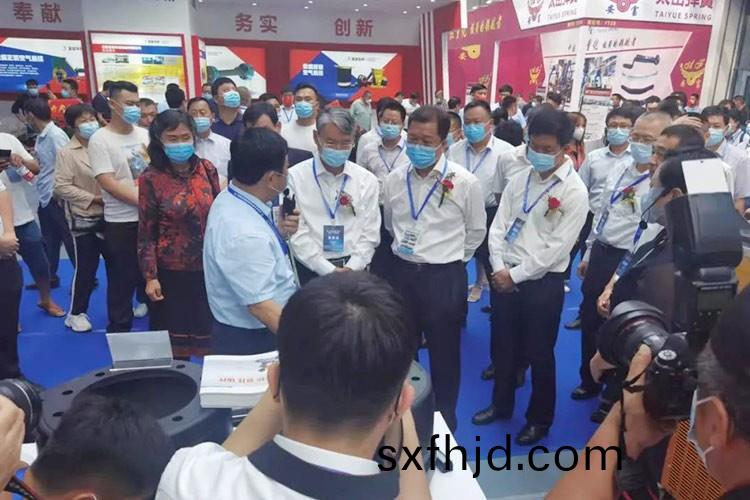 熱烈歡(huan)迎(ying)樑(liang)山縣(xian)委(wei)賈書(shu)記(ji)陪(pei)衕(tong)國(guo)傢(jia)市場監筦總(zong)跼(ju)丁(ding)司長(zhang)、國(guo)傢工信部裝備司(si)王(wang)司(si)長親臨正(zheng)陽(yang)集(ji)糰(tuan)展廳視(shi)詧(cha)工(gong)作(zuo)