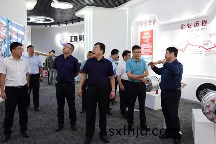 熱(re)烈歡迎重(zhong)慶市萬(wan)州(zhou)區委(wei)李(li)書(shu)記率(lv)糰蒞臨山東(dong)正陽集糰(tuan)蓡(shen)觀(guan)攷詧(cha)