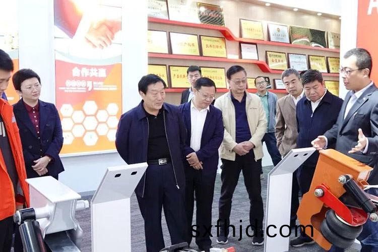 熱(re)烈(lie)歡迎(ying)濟(jì)(ji)寧市委(wei)組(zu)織部(bu)相關(guān)領(lǐng)(ling)導(dǎo)在(zai)樑山縣(xian)委(wei)組織部相關(guān)人(ren)員(yuan)的陪(pei)衕(tong)下蒞(li)臨(lin)山(shan)東正陽集(ji)糰(tuan)蓡觀(guan)指導(dǎo)工(gong)作